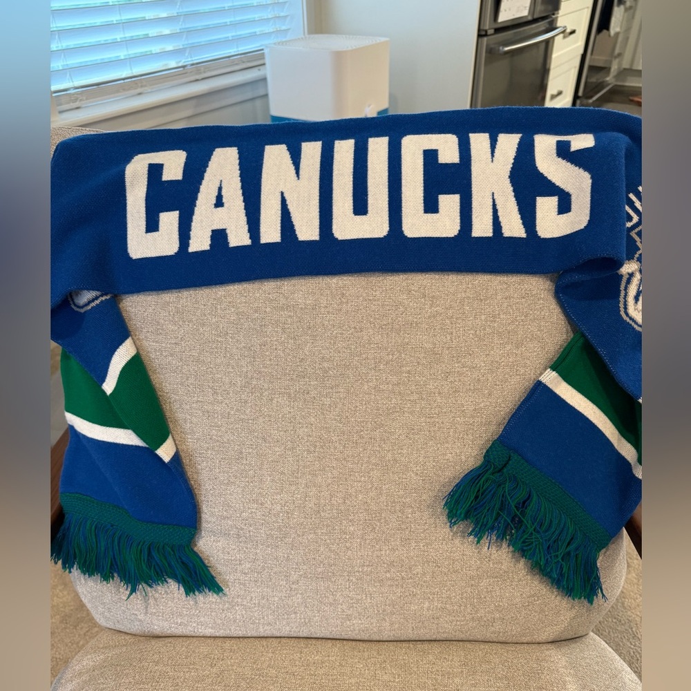 CANUCKS Vancouver Team Scarf BNWOT